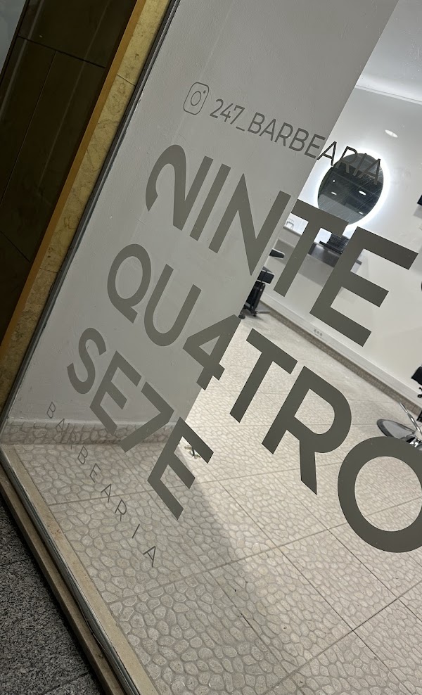 Cliente a fazer corte de cabelo na 24.7 Barbearia